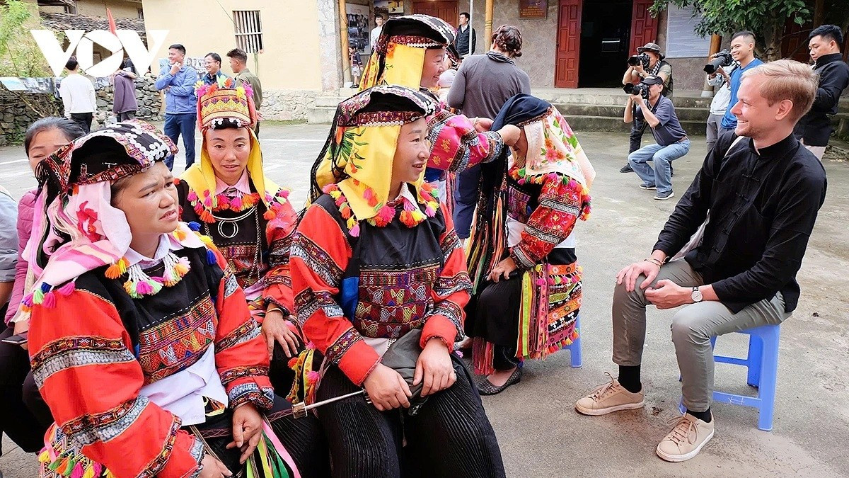 Des visiteurs échangent avec les habitants du village Lo Lo Chai, commune de Lung Cu, lors de la cérémonie ancestrale des Lo Lo en 2022. v4.jpg