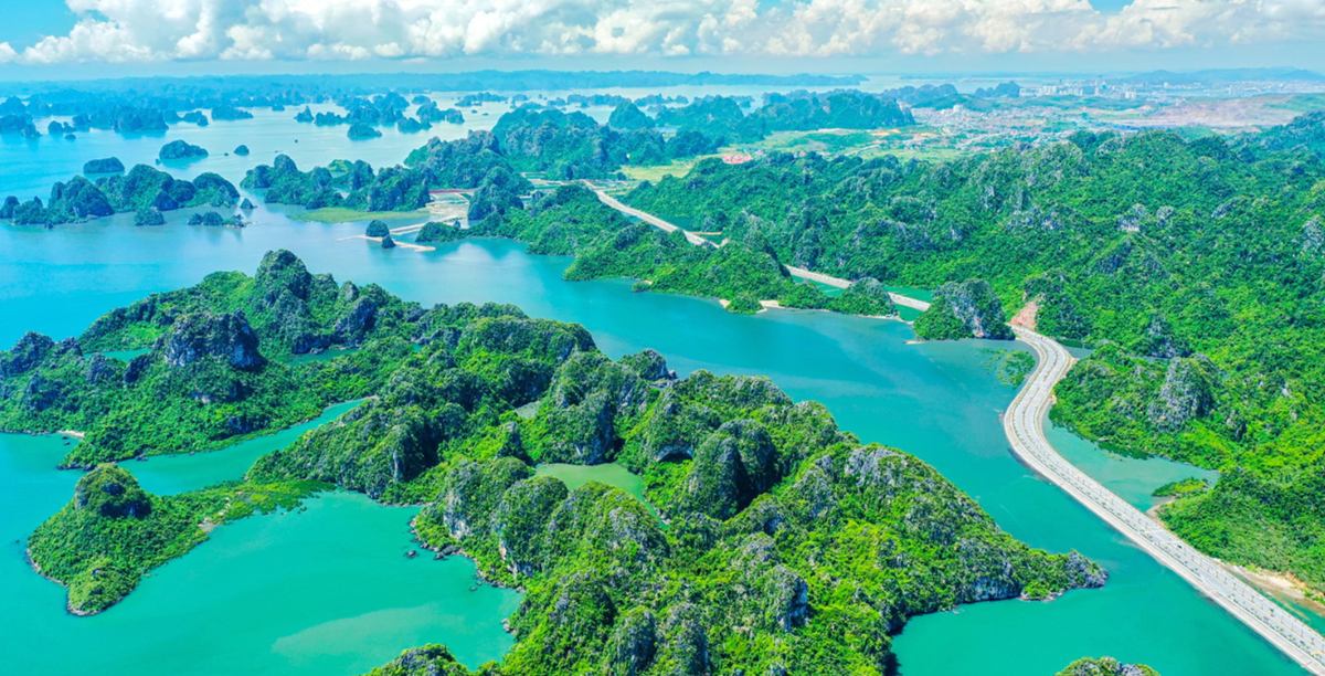 Panorama sur la baie de Ha Long, site inscrit trois fois au patrimoine mondial de l’UNESCO. 11.png