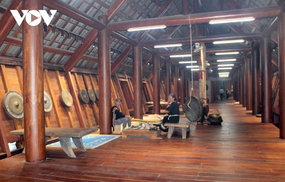 Pour les E De, la maison longue traditionnelle (nha dai) n’est pas seulement un lieu d’habitation : il constitue le centre de la vie culturelle et spirituelle.