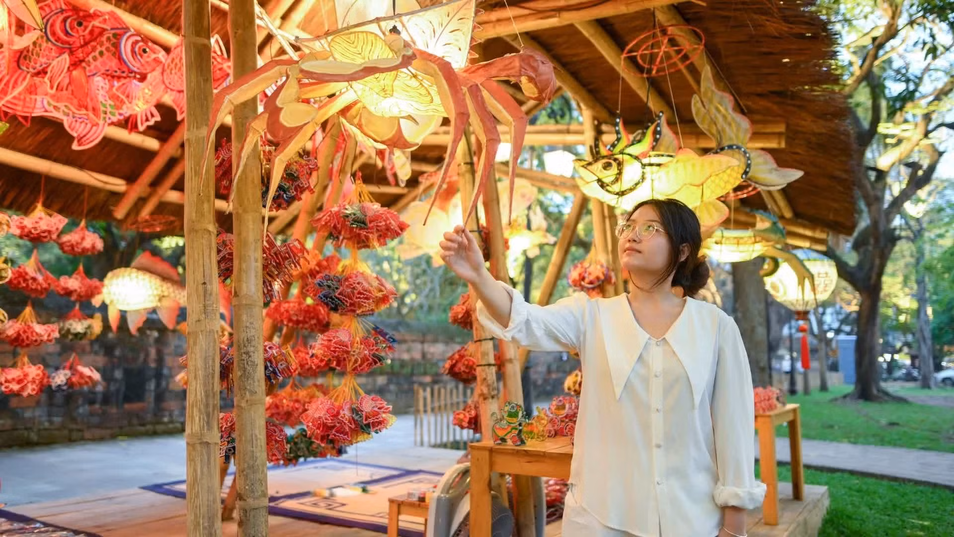 Les visiteurs s’émerveillent devant les lanternes lors de l’événement.