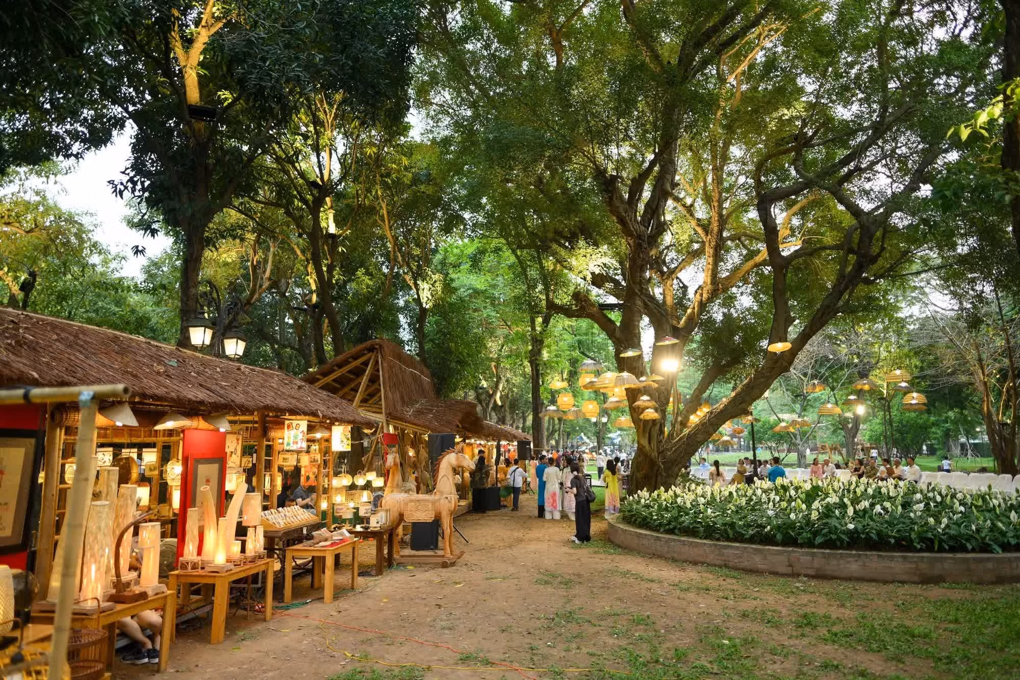 Le programme s’ouvre par des performances artistiques, avant d’inviter les visiteurs à découvrir un espace d’exposition conçu comme un véritable « jardin de lumière », où cohabitent des centaines de créations aux dimensions et aux styles variés.