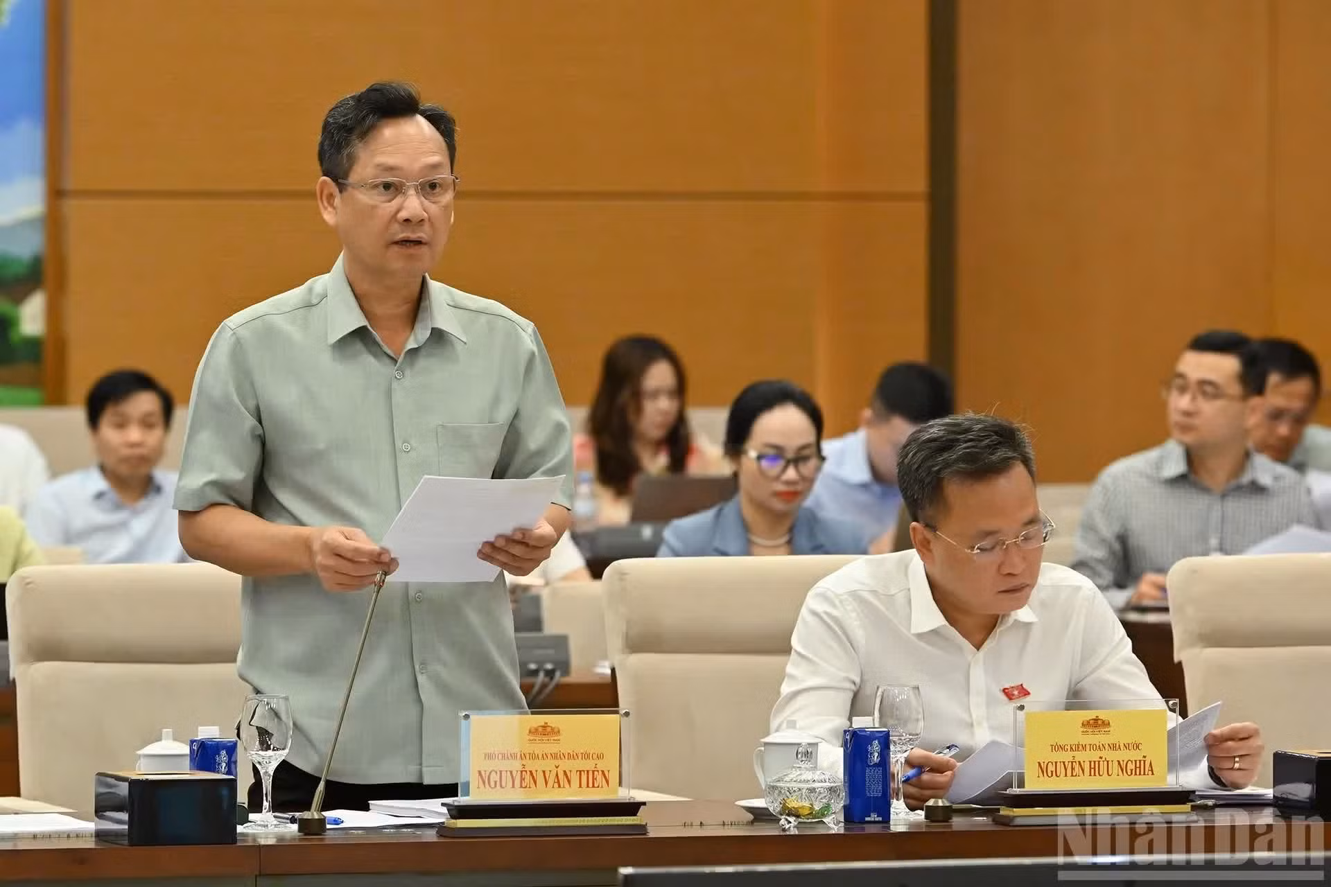 Le vice-président de la Cour populaire suprême, Nguyen Van Tien, présente un rapport lors de la session.