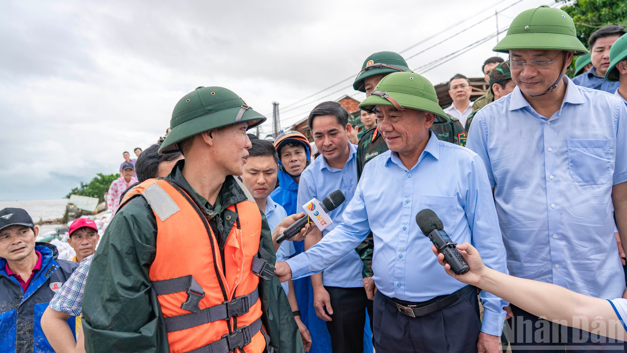 Tran Cam Tu salue et encourage les forces armées, les milices locales et les citoyens mobilisés jour et nuit pour renforcer les digues mises en péril par la montée soudaine des eaux. 7.jpg