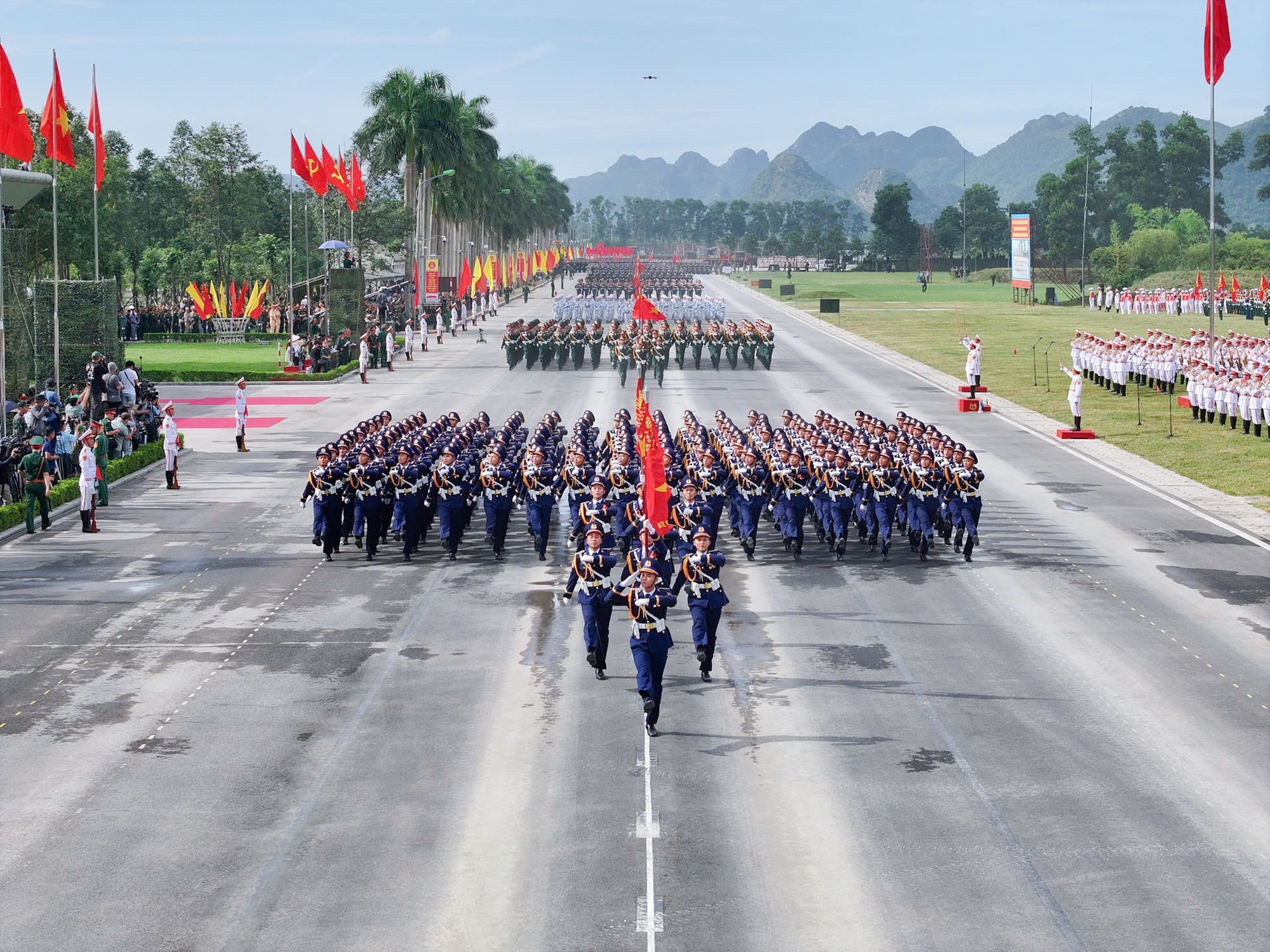 Le bloc de la Garde-côte vietnamienne avance d’un pas ferme et solennel, avec une formation impeccable. 2-1840.jpg