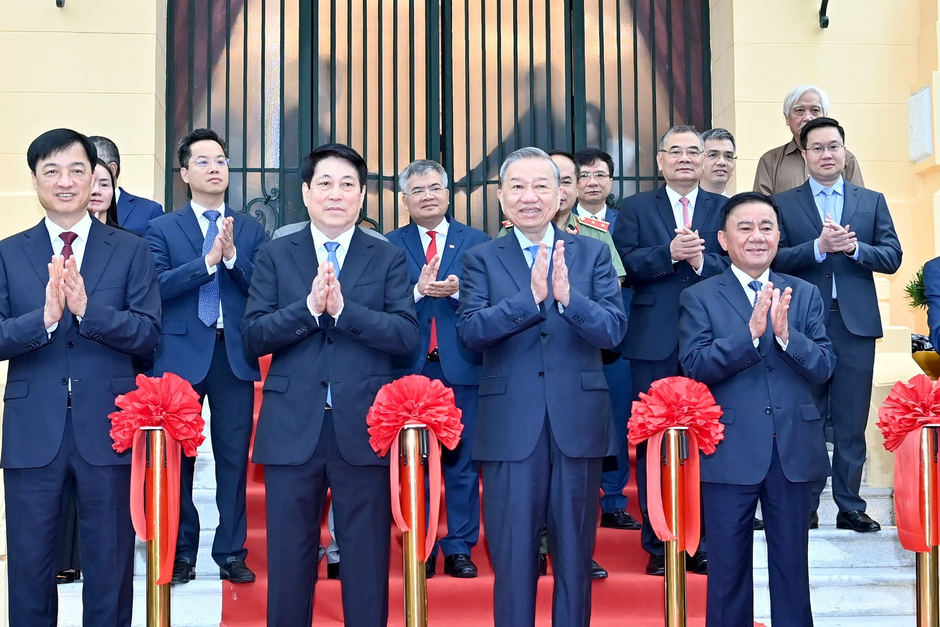 Le secrétaire général To Lam, le président Luong Cuong et les délégués participent au rituel de remise du siège de la Présidence de la République.