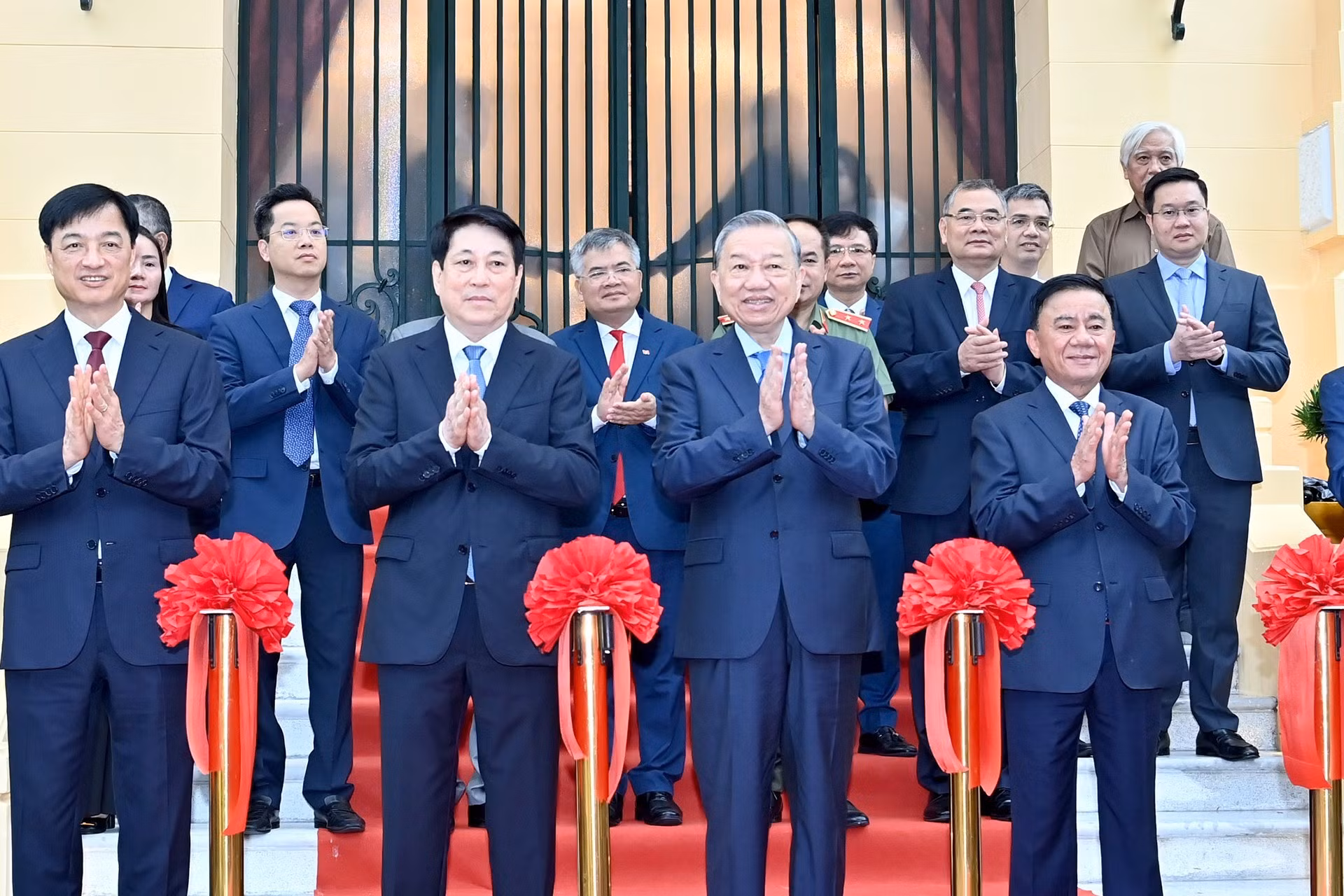 Le secrétaire général To Lam, le président Luong Cuong et les délégués participent au rituel de remise du siège de la Présidence de la République.
