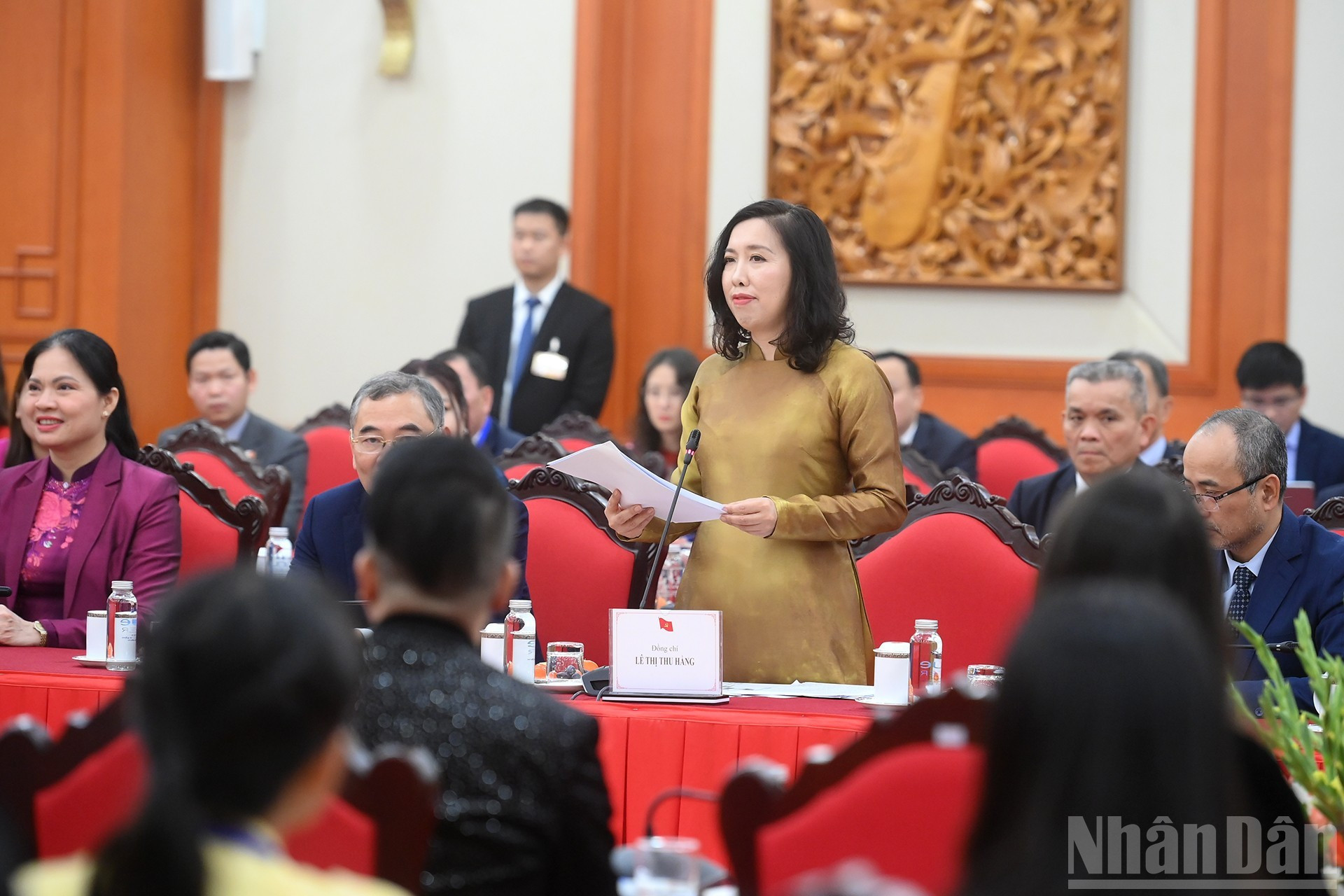 La vice-ministre des Affaires étrangères, Le Thi Thu Hang, prend la parole lors de la rencontre.