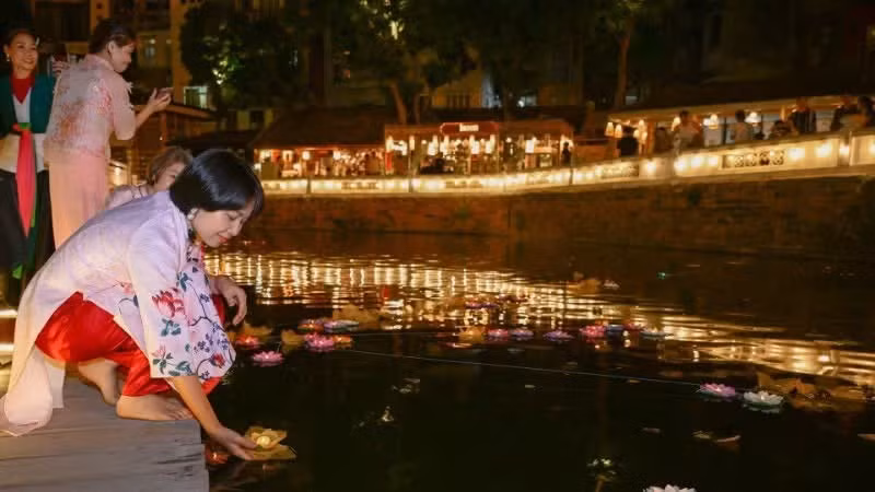 L’espace Ho Van illuminé lors de la nuit des lanternes flottantes. (Photo : Bao Long)
