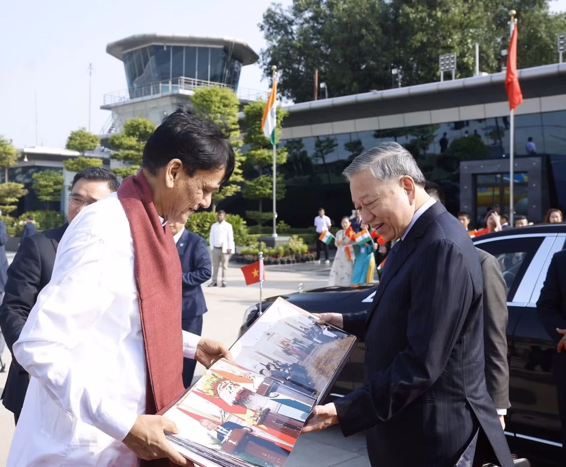 Des représentants du gouvernement indien remettent solennellement au secrétaire général et président To Lam un album photographique retraçant les activités de sa visite officielle à New Delhi.
