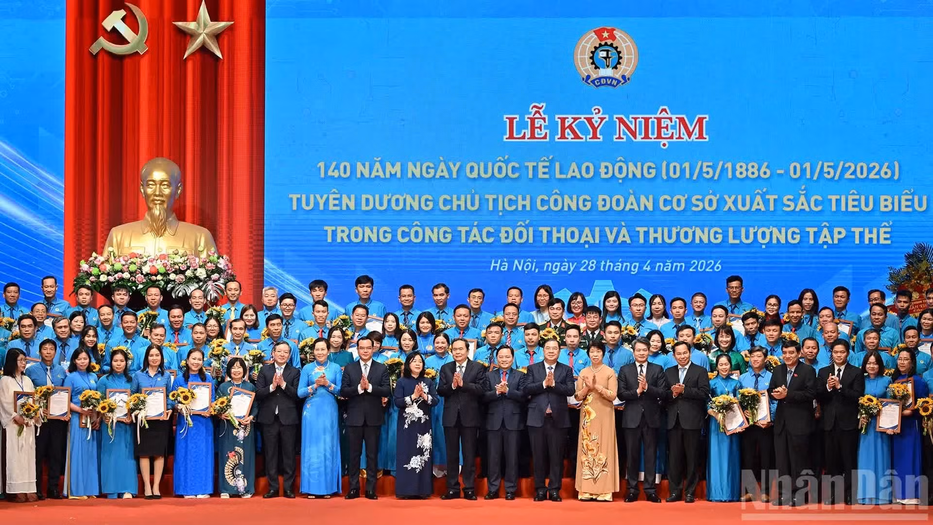 Le président de l’Assemblée nationale Tran Thanh Man et des dirigeants du Parti et de l’État lors de la cérémonie.