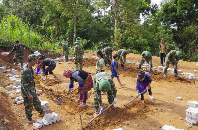 Des gardes-frontières de Na Bung participent à la construction d’une maison pour une famille défavorisée. Photo : VNA. Des gardes-frontières de Na Bung participent à la construction d’une maison pour une famille défavorisée. Photo : VNA.