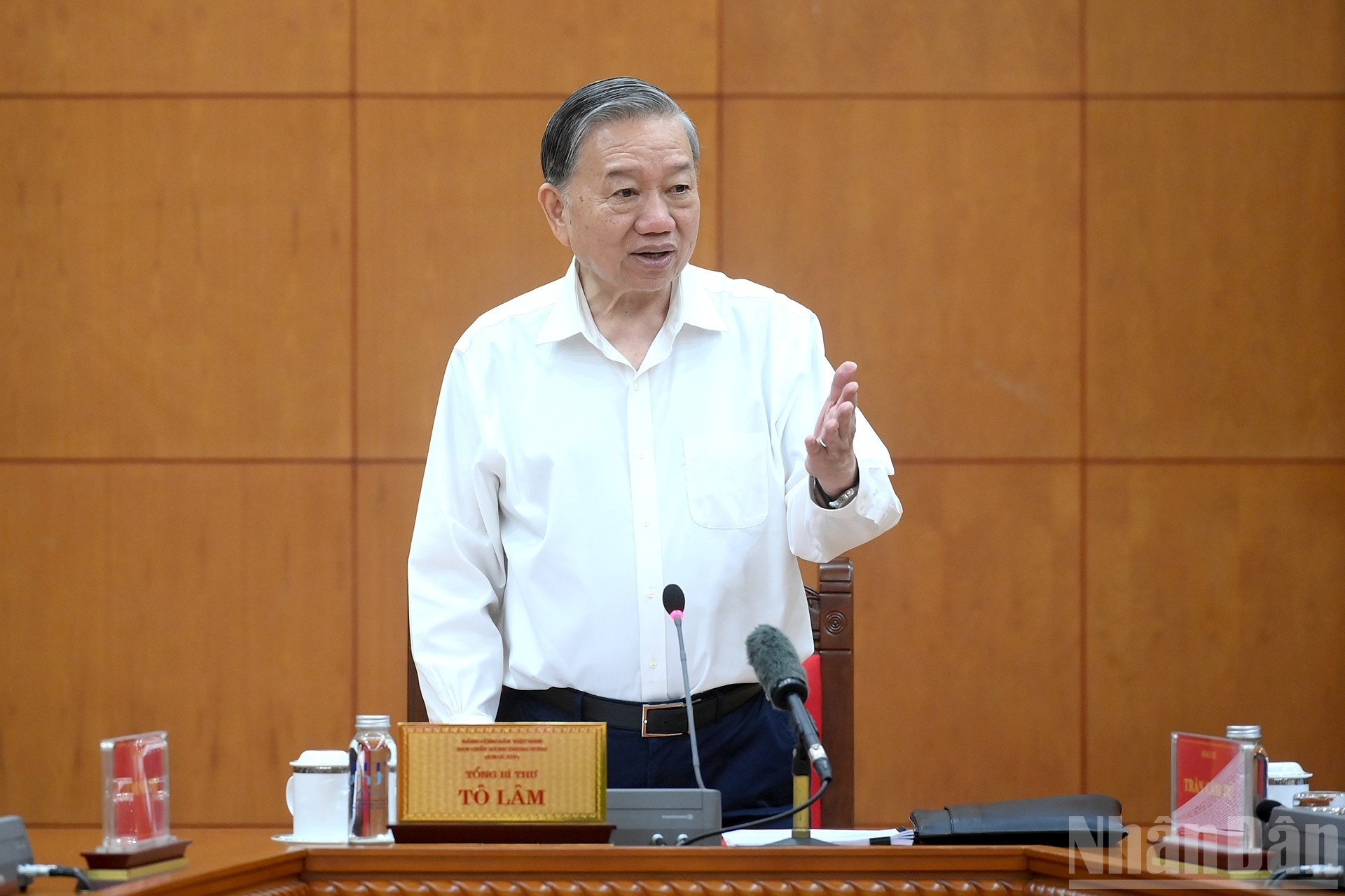 Le secrétaire général To Lam prononce la conclusion de la réunion.