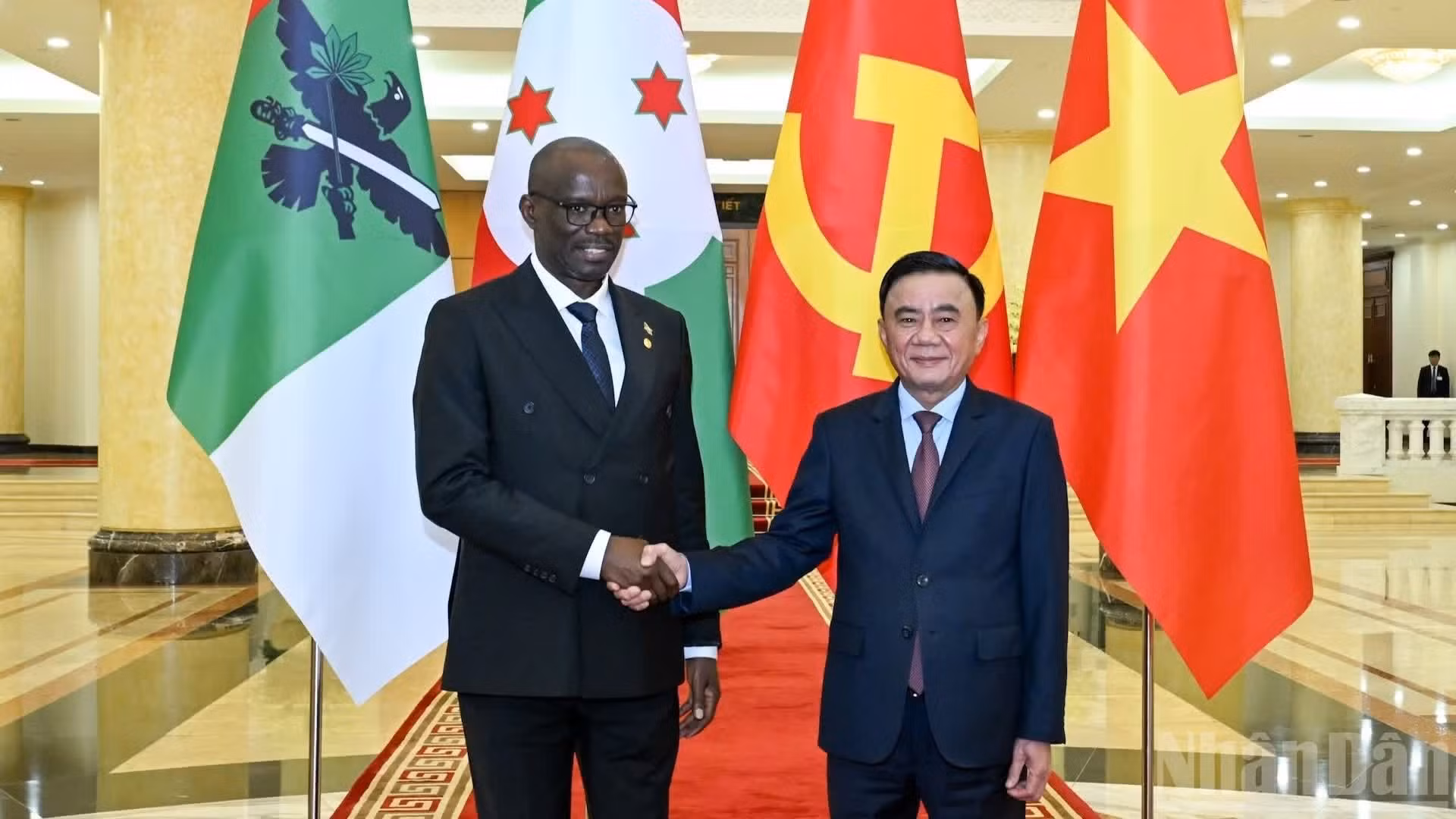 Tran Cam Tu, permanent du Secrétariat du Comité central du Parti communiste du Vietnam, et Révérien Ndikuriyo, secrétaire général du Conseil national pour la défense de la démocratie-Forces de défense de la démocratie du Burundi (CNDD-FDD). (Photo : DUY LINH)