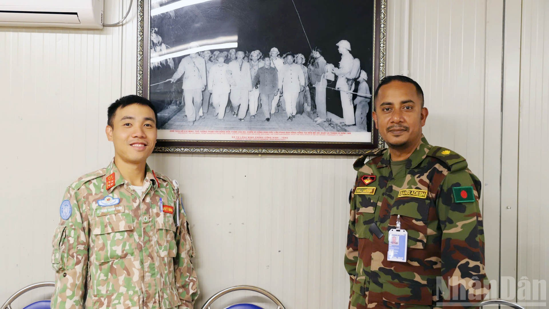 Le capitaine Tuan montre à un camarade bangladais une photo du président Ho Chi Minh et du Premier ministre Pham Van Dong visitant les troupes du génie en février 1966. 4.jpg