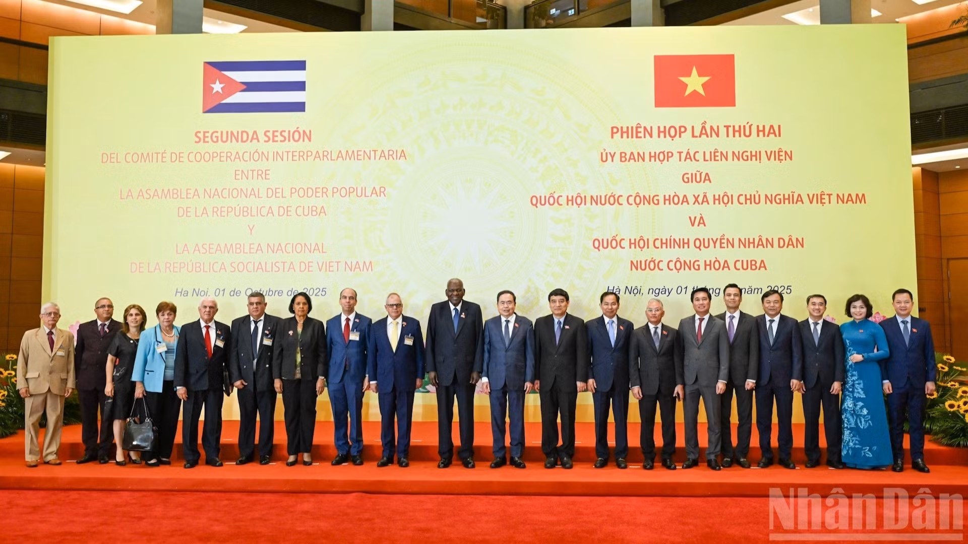 Le président de l’Assemblée nationale Tran Thanh Man et le président de l’Assemblée nationale de Cuba, Esteban Lazo Hernandez, ont pris une photo souvenir avec les délégations des deux pays à l’issue de la séance.