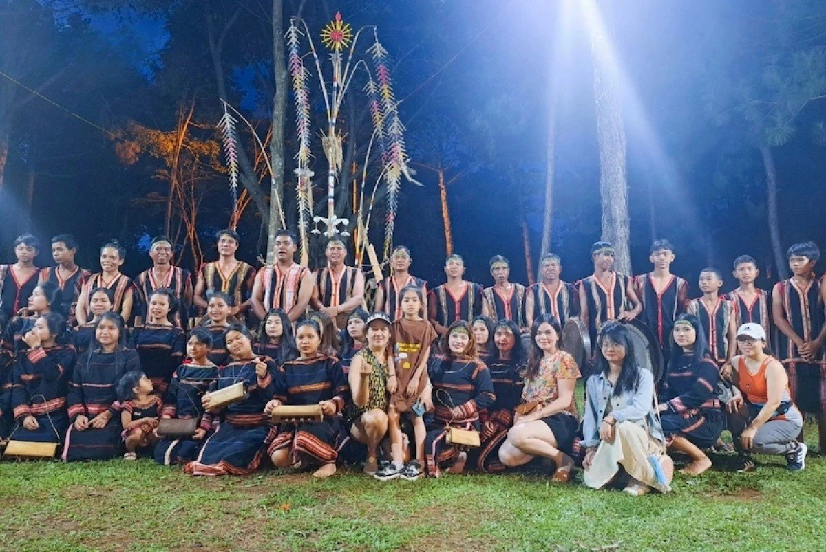 Le programme « Gongs du week-end », organisé pendant une longue période par la province de Gia Lai sur la place Dai Doan Ket, a rencontré un grand succès auprès des visiteurs. Photo : Nguyen Thao/VOV c3-1.jpg