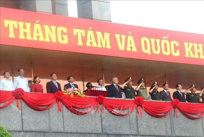 Le Premier ministre Pham Minh Chinh et d'autres dirigeants du Parti et de l'Etat lors de la cérémonie de la levée du drapeau national. Photo : VNA. Le Premier ministre Pham Minh Chinh et d'autres dirigeants du Parti et de l'Etat lors de la cérémonie de la levée du drapeau national. Photo : VNA.