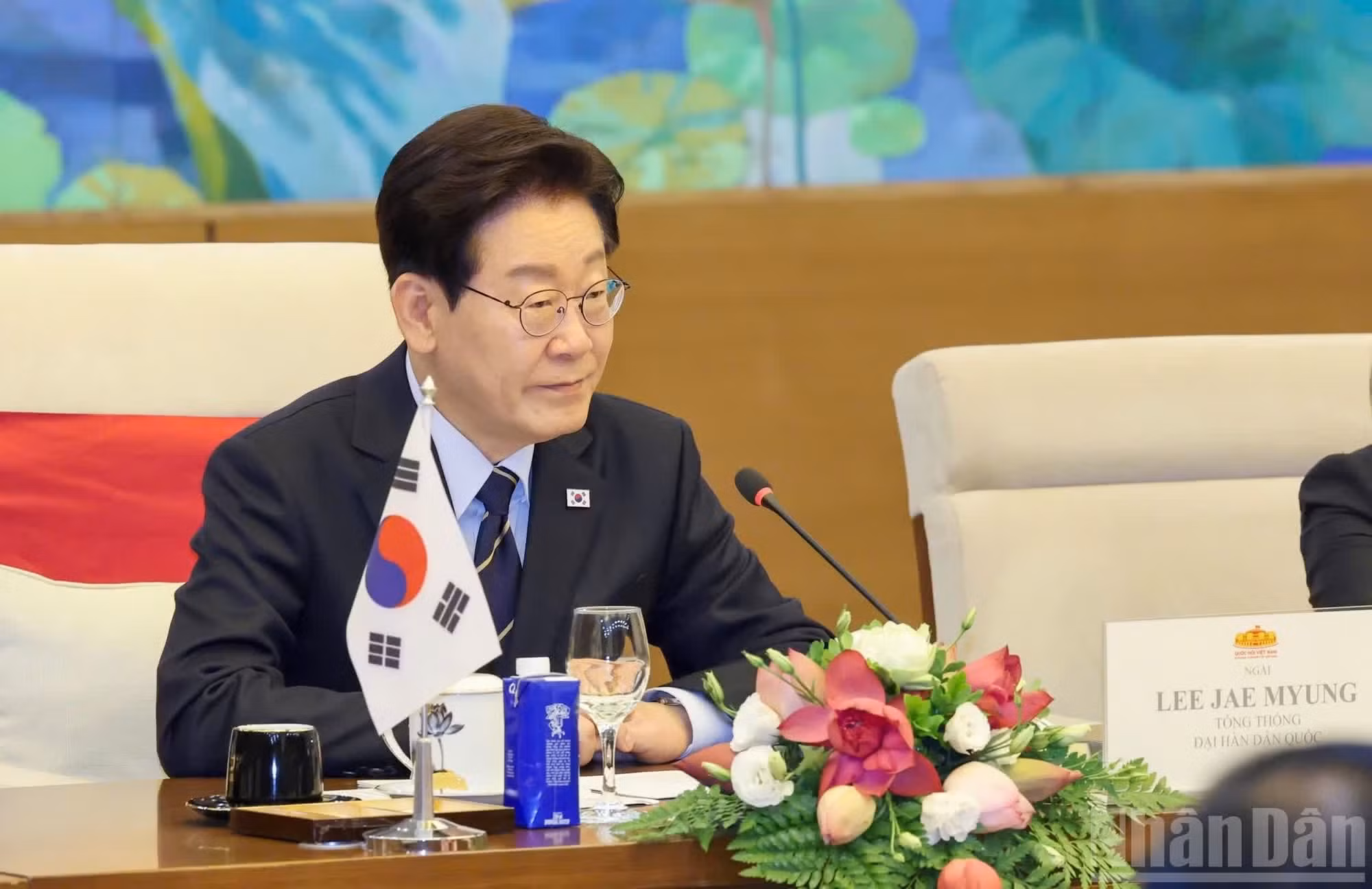 Lee Jae-myung prend la parole lors de l’entretien. (Photo : Duy Linh)