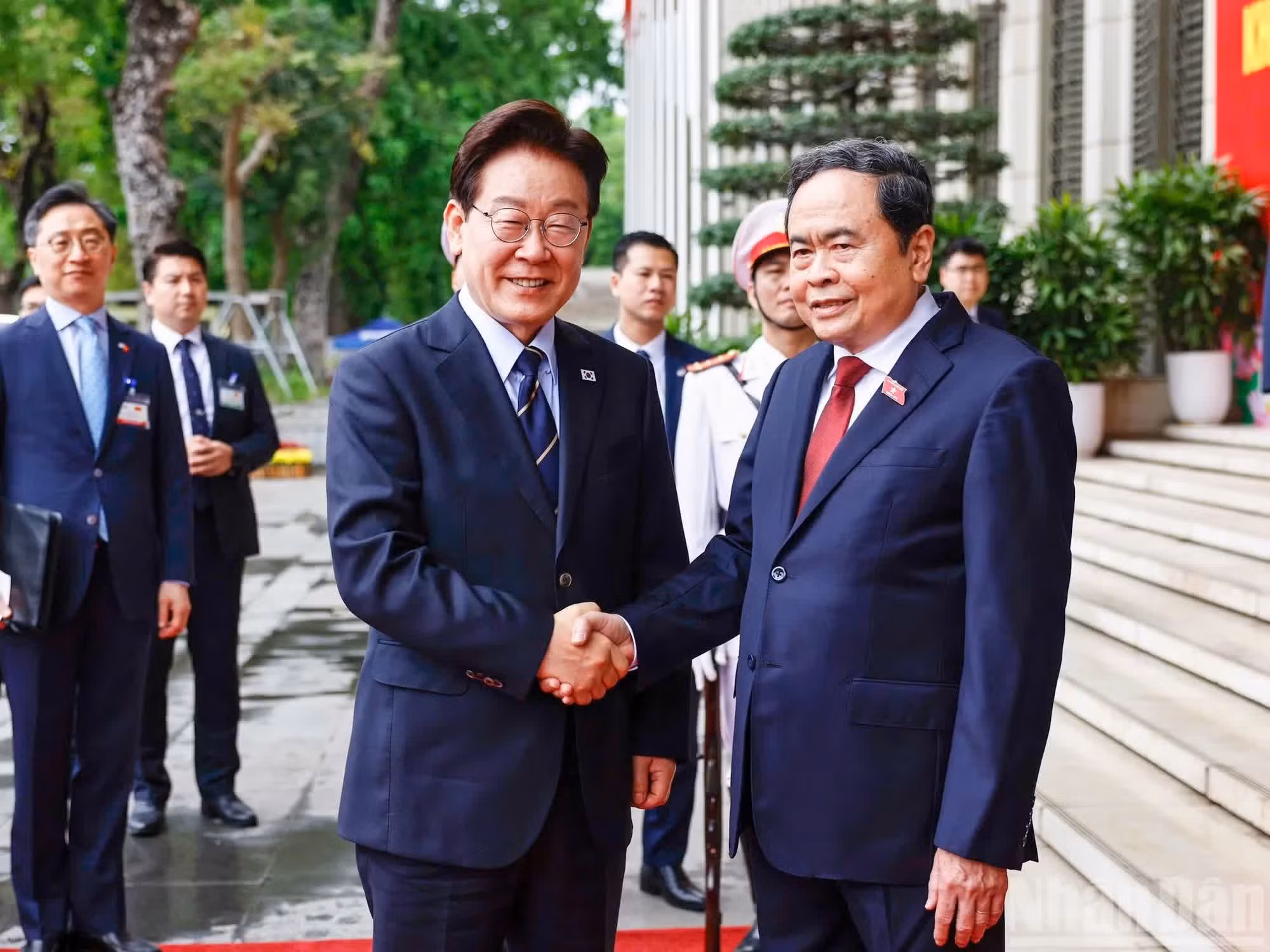 Le président de l’Assemblée nationale Tran Thanh Man accueille le président sud-coréen Lee Jae-myung. (Photo : Duy Linh)