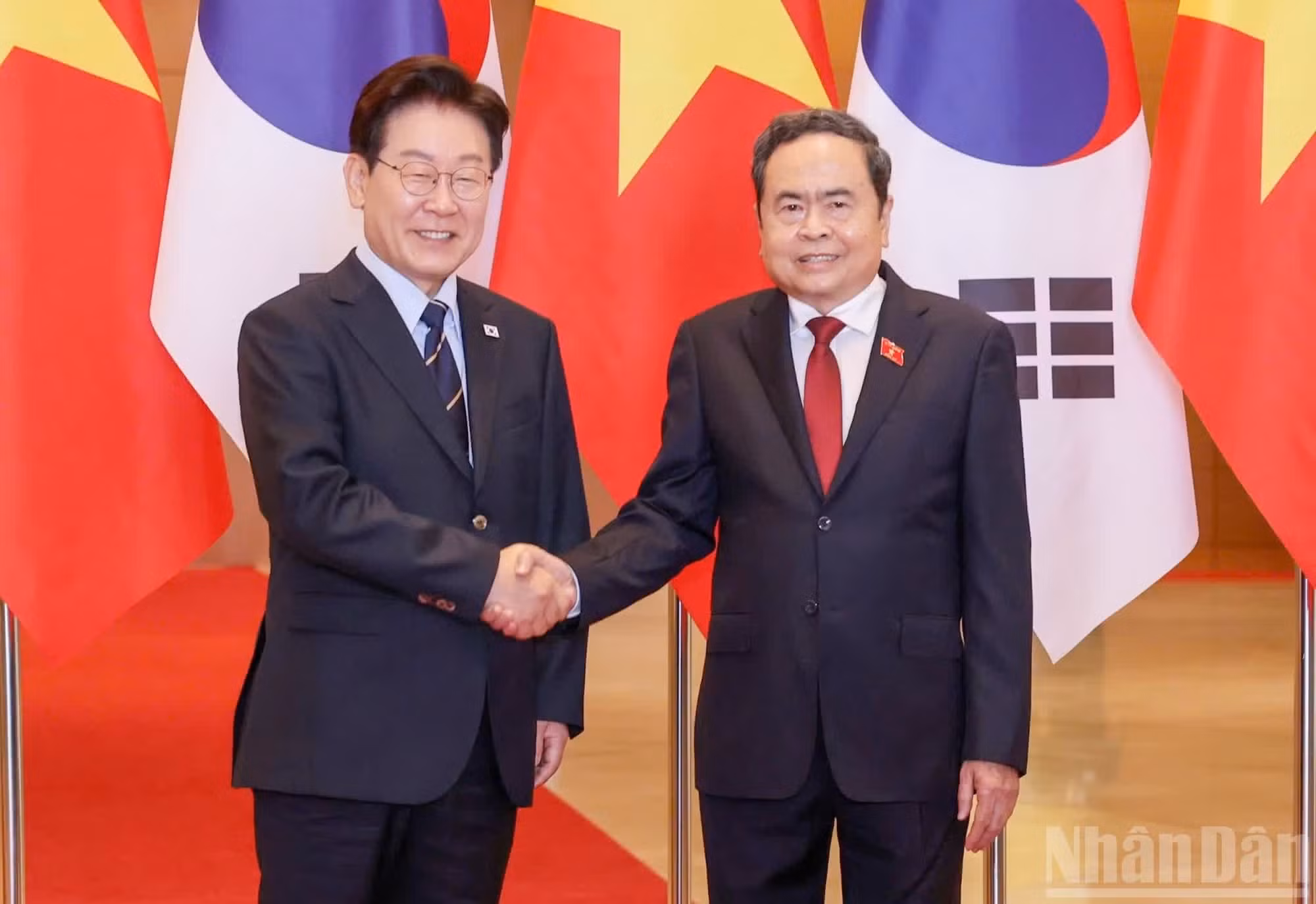Le président de l’Assemblée nationale Tran Thanh Man tient un entretien avec le président sud-coréen Lee Jae-myung. (Photo : Duy Linh)