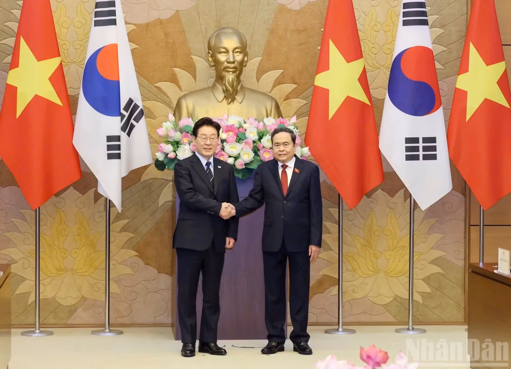 Le président de l’Assemblée nationale Tran Thanh Man tient un entretien avec le président sud-coréen Lee Jae-myung. (Photo : Duy Linh)