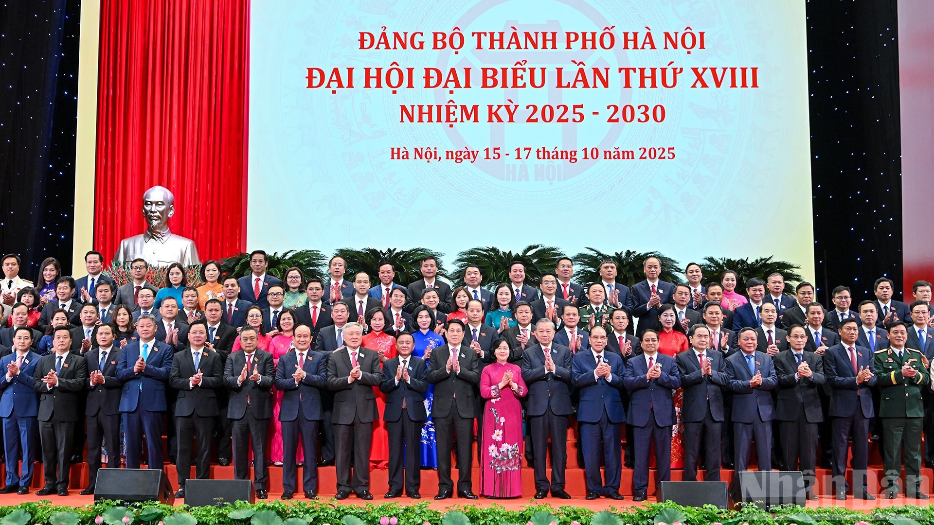 Les dirigeants, anciens dirigeants du Parti et de l’État, ainsi que les délégués au XVIIIᵉ Congrès du Parti de la ville de Hanoï pour le mandat 2025‑2030. 