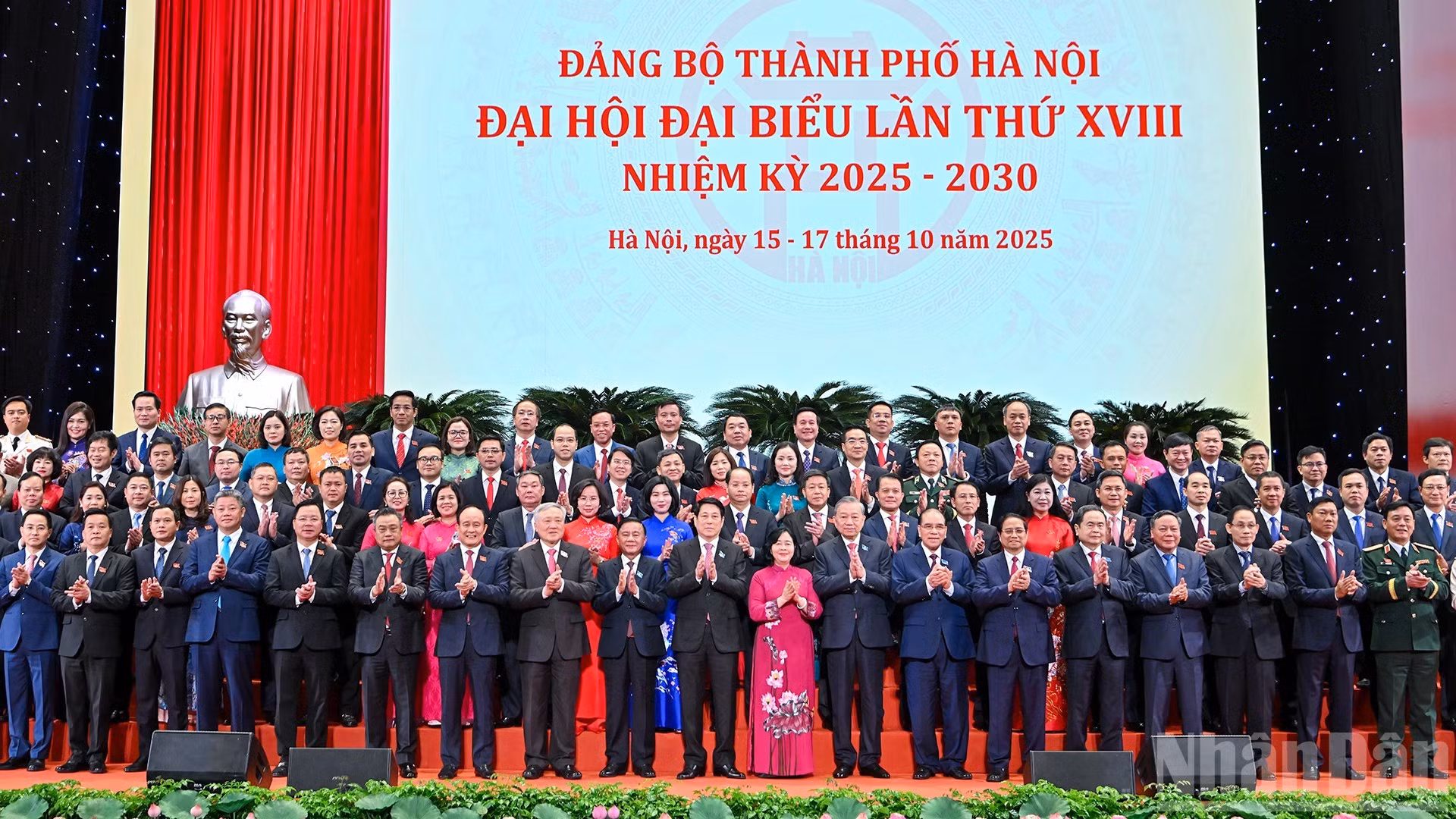 Les dirigeants, anciens dirigeants du Parti et de l’État, ainsi que les délégués au XVIIIᵉ Congrès du Parti de la ville de Hanoï pour le mandat 2025‑2030. 