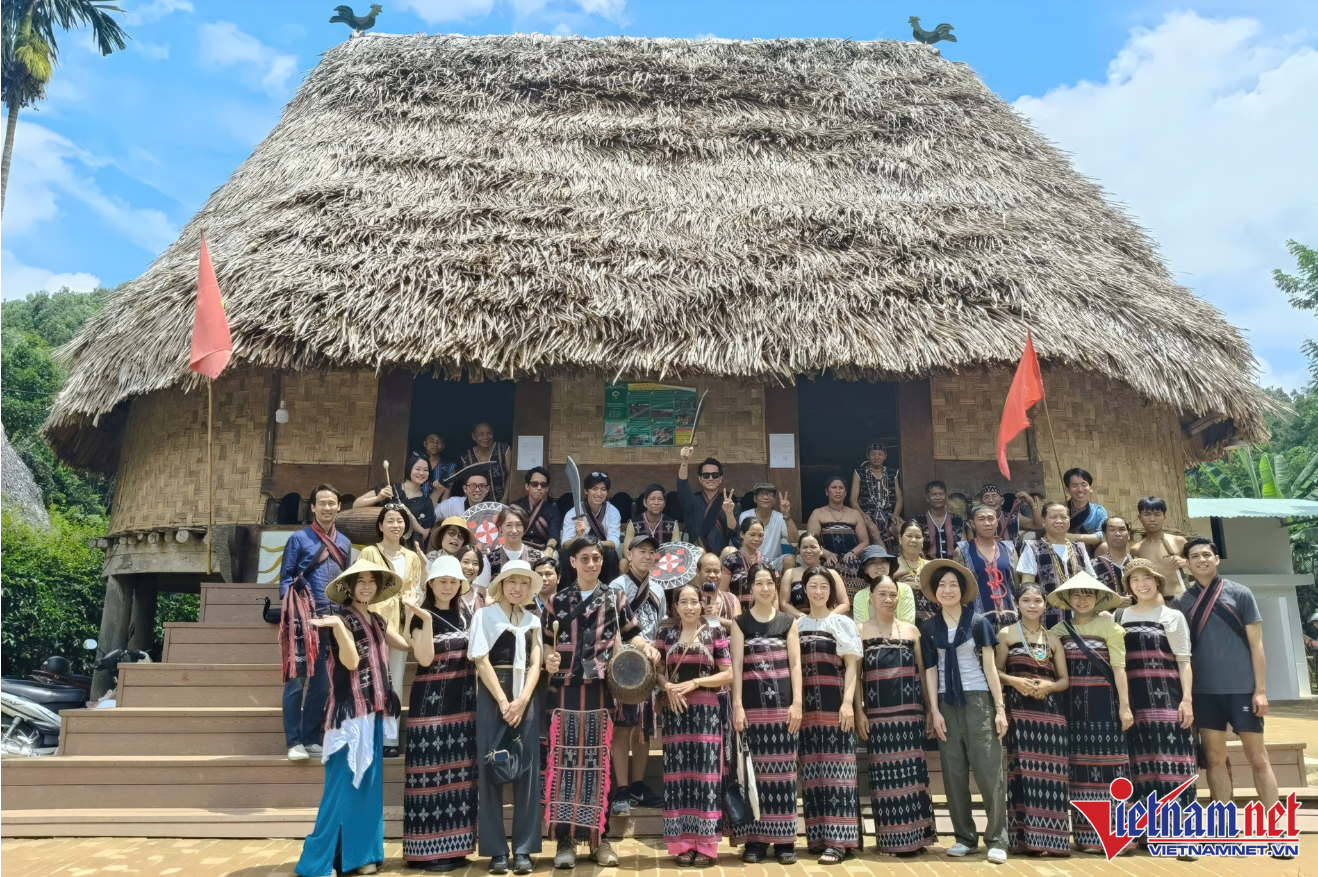 Les photos-souvenirs prises entre les habitants du village et les visiteurs deviennent de précieux témoignages — de ces rencontres humaines qui marquent la beauté du voyage. 10.png