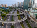 La construction de la ligne de métro Ben Thanh - Suoi Tien (ligne 1) a débuté en août 2012. Longue de près de 20 km, elle représente un investissement total de plus de 43 700 milliards de dôngs et comprend 14 stations, dont 3 souterraines en plein centre-ville. Sa mise en service est prévue pour décembre 2024. Il s'agit de la première ligne de métro urbain de Ho Chi Minh-Ville. L'image montre le tronçon traversant l'autoroute de Hanoï (rue Vo Nguyen Giap). De nombreuses tours et immeubles d'habitation ont surgi à proximité de la ligne de métro. Photo : vnexpress.net