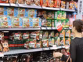 Une cliente choisit des nouilles instantanées dans un supermarché à Séoul, en République de Corée. Photo : Yonhap/VNA.