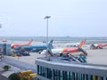 Des avions de compagnies aériennes vietnamiennes à l'aéroport international de Nôi Bài, à Hanoï. Photo : VNA.
