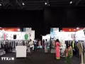 L'espace d'exposition des produits de 10 entreprises vietnamiennes du textile et de l'habillement participant à Source Fashion 2026. Photo : VNA.