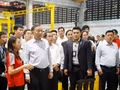 Le secrétaire général du Parti communiste et président Tô Lâm visite le modèle d’usine pour les technologies de production avancées de Singapour. Photo : VNA.