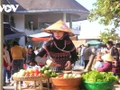 Une jeune femme de Van Kieu présente de produits typiques de sa communauté afin de les faire découvrir au public lors de la Foire commerciale des régions montagneuses. Photo : VOV. 