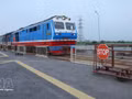 Un train franchit un passage à niveau dont la barrière est fermée. Photo : VNA.