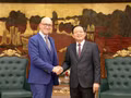 Le vice-Premier ministre Ho Quoc Dung (droite) reçoit le président et directeur des opérations de Thermo Fisher Scientific, Gianluca Pettiti. Photo : chinhphu.vn.png
