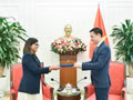 Fin juillet, Enika Basu a remis ses lettres de créance au vice-ministre des Affaires étrangères, Dang Hoang Giang, après sa nomination au poste de directrice du FIDA au Vietnam. Photo : FIDA