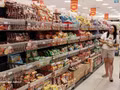 Des clients choisissent des produits au supermarché AEON Long Bien. Photo : VNA.
