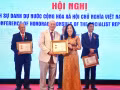 La vice-ministre des Affaires étrangères, Le Thi Thu Hang, remet à Vasileios Konstantinidis la Médaille commémorative « Pour la cause de la diplomatie vietnamienne », décernée par le ministère des Affaires étrangères, en reconnaissance de sa contribution au renforcement des relations d'amitié et de la coopération entre le Vietnam et la Grèce, ainsi que de son soutien au travail consulaire et à la protection des citoyens. Photo : baoquocte.vn