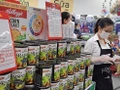 Raisins secs américains en conserve sur les rayons du MM Mega Market An Phu, Ho Chi Minh-Ville. Photo d'archive: nld.com.vn