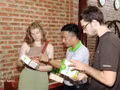 Les touristes découvrent les produits OCOP de la province de Quang Tri directement dans les hôtels, restaurants et autres établissements d'hébergement. Photo : VNA.