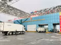 Des camions font la queue pour passer la douane au pont Bac Luan II, au poste frontière international de Mong Cai. Photo : VNA.