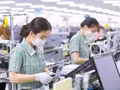 Outre l’augmentation du nombre et de la valeur des projets d’IDE, les nouveaux flux de capitaux vers le Vietnam devraient également présenter un contenu technologique plus élevé, contribuant ainsi à la transformation du modèle de croissance du pays. Photo : VNA.