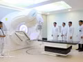 L'énergie atomique est largement appliquée dans le domaine médical, principalement à travers la médecine nucléaire et la radiothérapie. Photo : VNA.