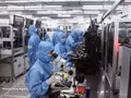 Ligne de production de modules de caméras et de composants électroniques destinés à l’exportation à l’usine de MCNEX VINA Co., Ltd., entreprise à capitaux sud-coréens implantée dans la zone industrielle de Phuc Son, province de Ninh Binh. Photo : VNA.