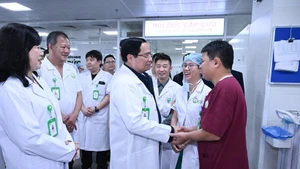 Le PM présente ses vœux du Têt au personnel des hôpitaux Bach Mai et Viet Duc à Hanoï