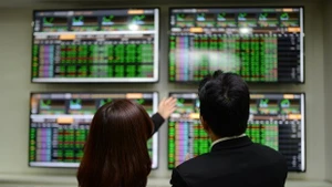 Les investisseurs étrangers sont désormais autorisés à négocier des titres par l’intermédiaire d’institutions de courtage internationales. Photo d’illustration : VNA.