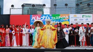 Présentation de costumes traditionnels dans le cadre du Festival du Vietnam 2026 à Osaka.