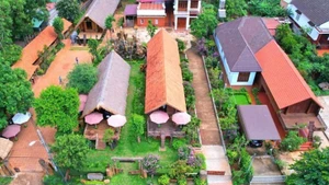 Le village touristique communautaire d’Akŏ Dhông est réputé pour ses maisons longues sur le plateau du Đắk Lắk. Photo : VNQ.