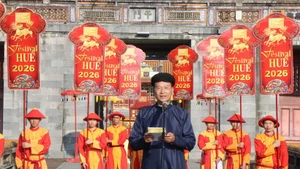 Le directeur du Centre de conservation des monuments de Huê, Hoang Viet Trung, s’exprime lors de la cérémonie. Photo : VNA.